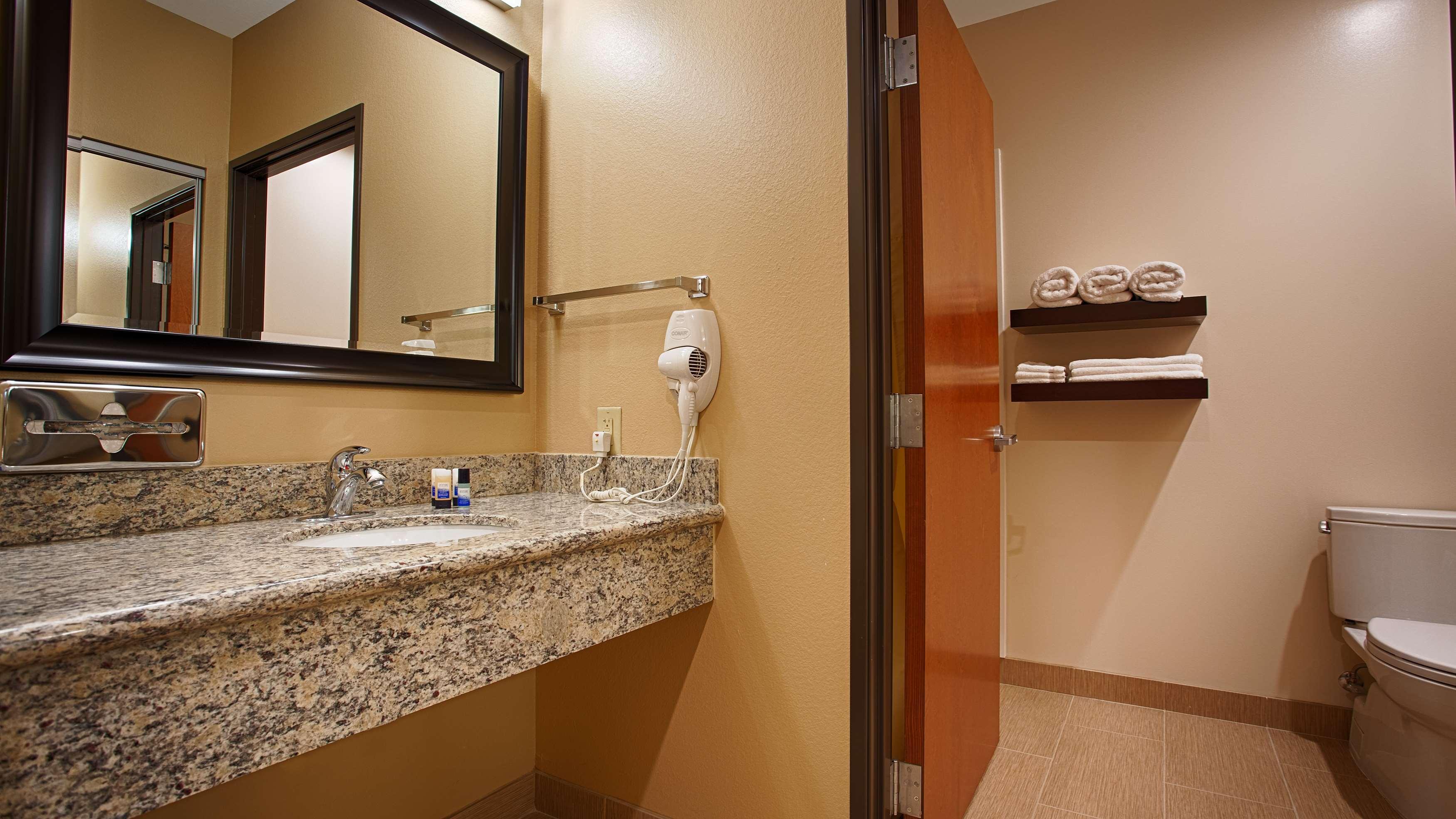 Best Western Plus Finger Lakes Inn & Suites Cortland Eksteriør bilde